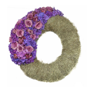 Krans beklædt med spansk mos og pakket med blomster i lilla og blå hortensia samt roser Krans beklædt med spansk mos og pakket med blomster i lilla og blå hortensia samt roser