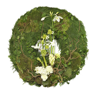 Krans beklædt med pudemos og cypres med arabicum, eucharis, hyacinth som dekoration i hvidt Krans beklædt med pudemos og cypres med arabicum, eucharis, hyacinth som dekoration i hvidt